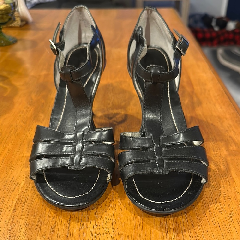 Nine West Leather Black Strappy Women's low heel size 6